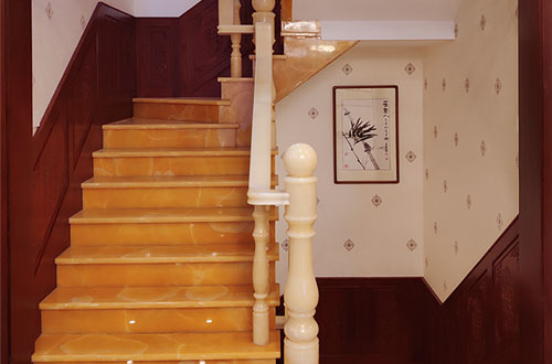 上栗中式别墅室内汉白玉石楼梯的定制安装装饰效果