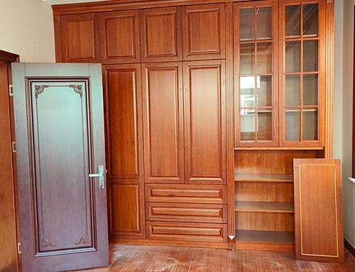 上栗中式家庭装修里定制的实木衣柜效果图